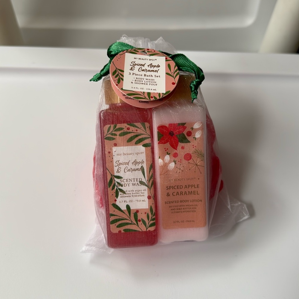 Spiced Apple & Caramel Scented Body Wash, Lotion & Pouf Set NEW